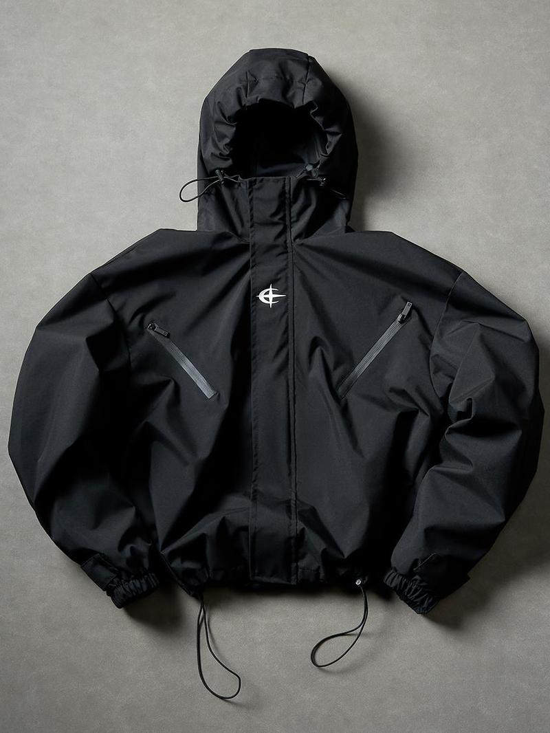 Men’s Black Functional Hooded Jacket – Windproof Outerwear with Printed Branding, suitable for streetwear, urban commuting, outdoor activities, and everyday casual wear