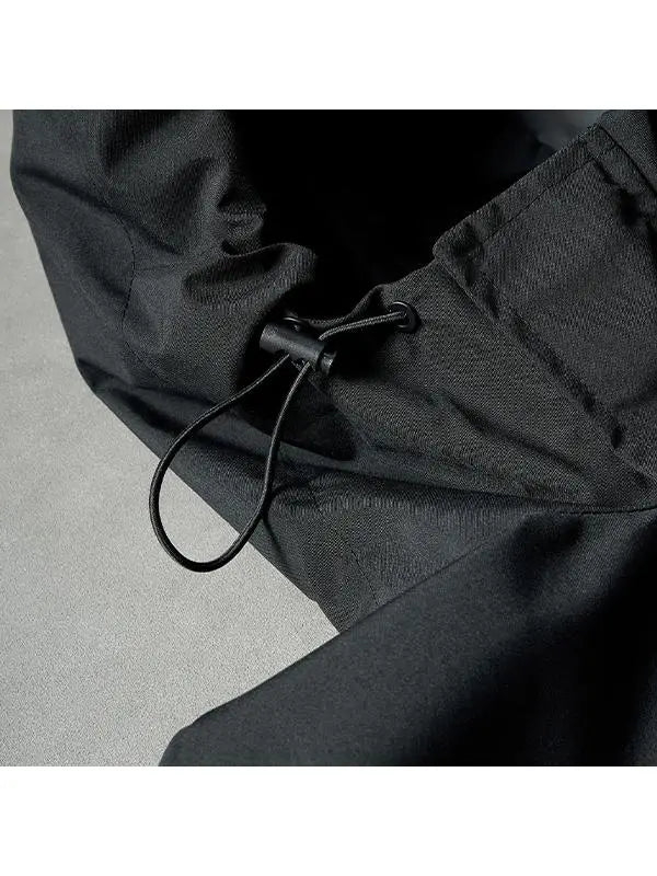Men’s Black Functional Hooded Jacket – Windproof Outerwear with Printed Branding, suitable for streetwear, urban commuting, outdoor activities, and everyday casual wear