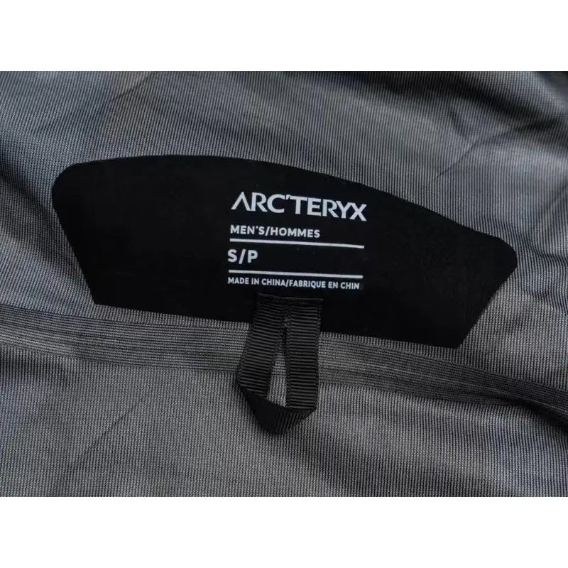Black windproof waterproof hooded coat, tear-resistant fabric, tailored cut, multiple zip storage pockets, rain shell for hiking and camping