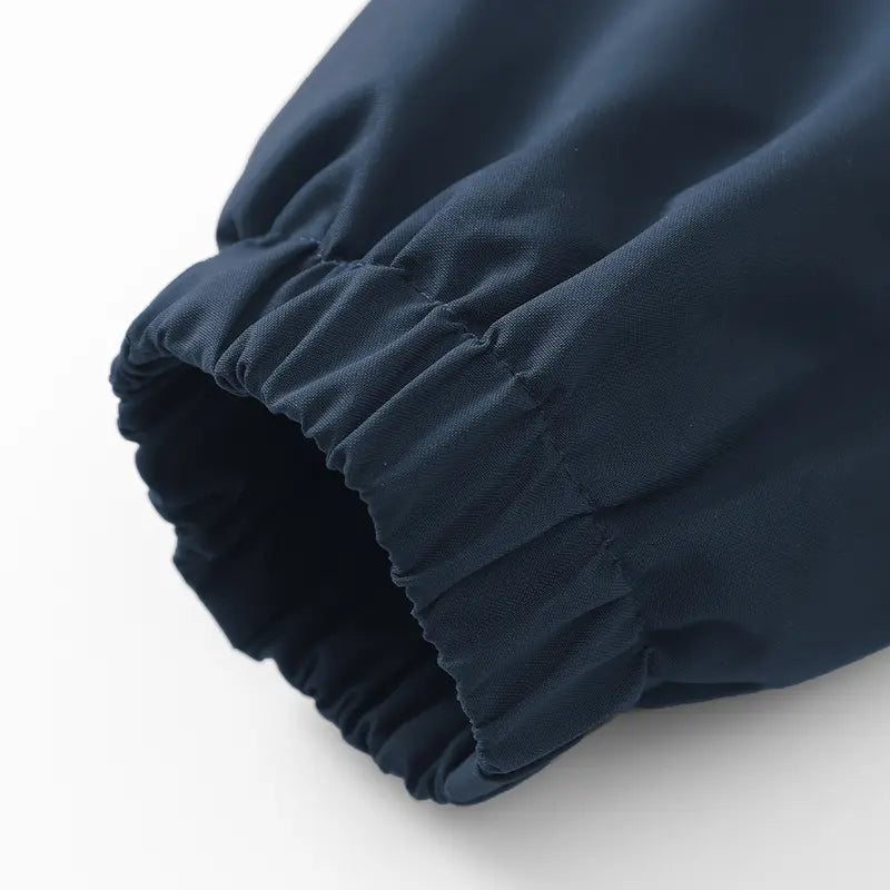 Men’s softshell lightweight windproof hooded jacket with drawstring design, sporty casual style, large front pocket, side zip closure, suitable for spring and autumn, back to school season outfits, long sleeve version ideal for outdoor wear in spring